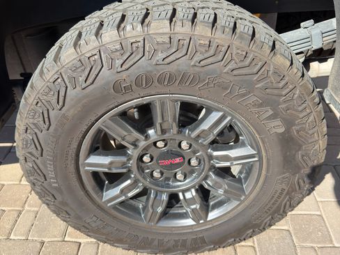 Used 2025 GMC Sierra 1500 AT4X image 11