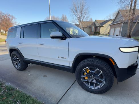 Used 2023 Rivian R1S Adventure image 2