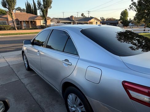 Used 2011 Toyota Camry LE FWD image 2