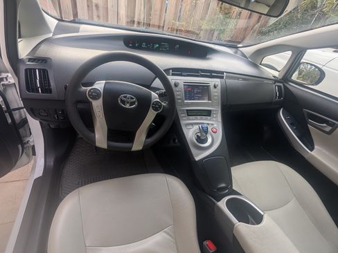 Used 2015 Toyota Prius Plug-In Hybrid image 5