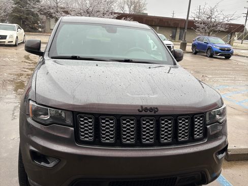 Used 2018 Jeep Grand Cherokee Altitude image 4