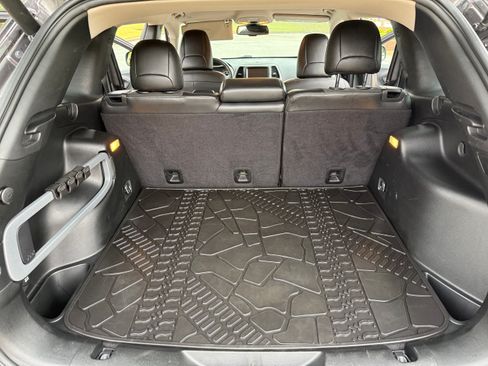 Used 2018 Jeep Cherokee Latitude Plus w/ Comfort/Convenience Group FWD image 18