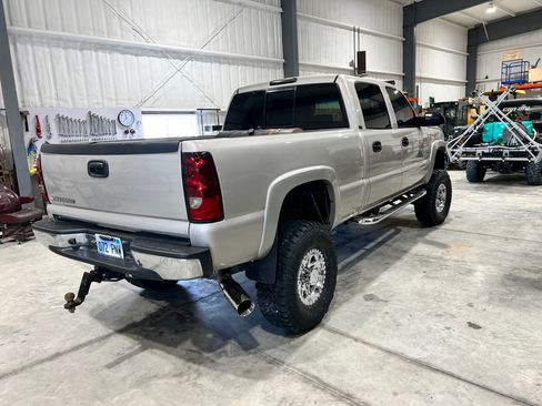 Used 2005 Chevrolet Silverado 2500 LT w/ Heavy-Duty Power Package image 11