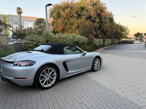 Used 2017 Porsche 718 Boxster image 12