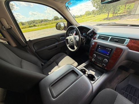 Used 2013 Chevrolet Suburban LS w/ Convenience Package 1 AWD/4WD image 2