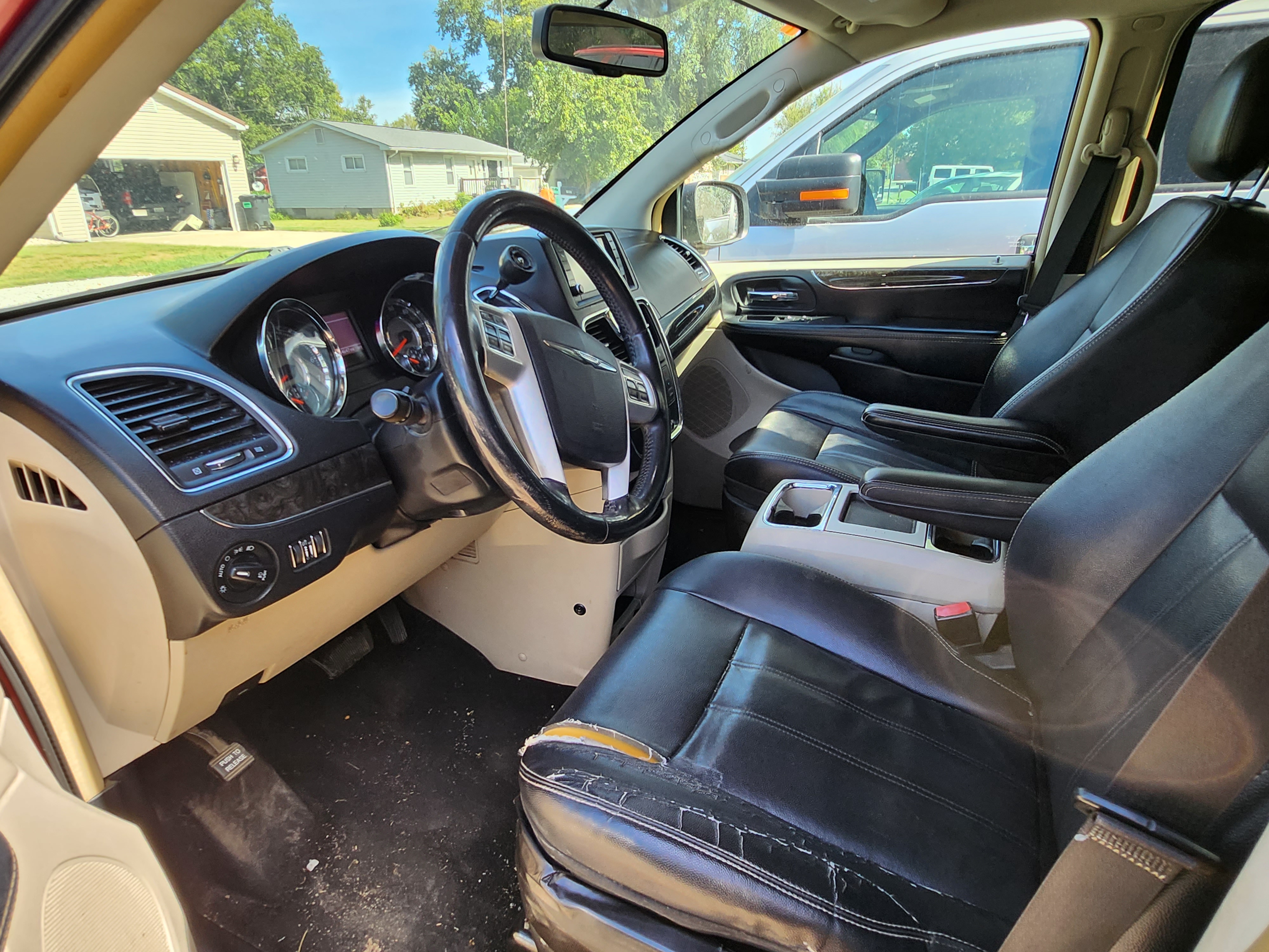 Used 2011 Chrysler 200 Touring FWD image 6