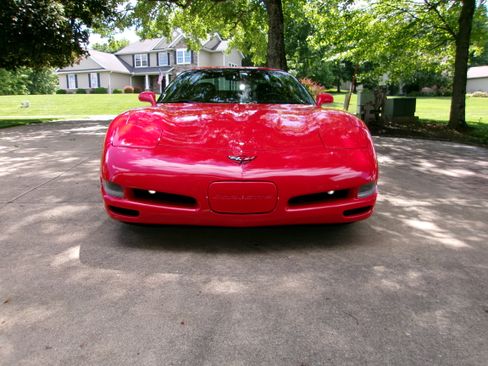 Used 2004 Chevrolet Corvette Coupe w/ Roof Package RWD image 9