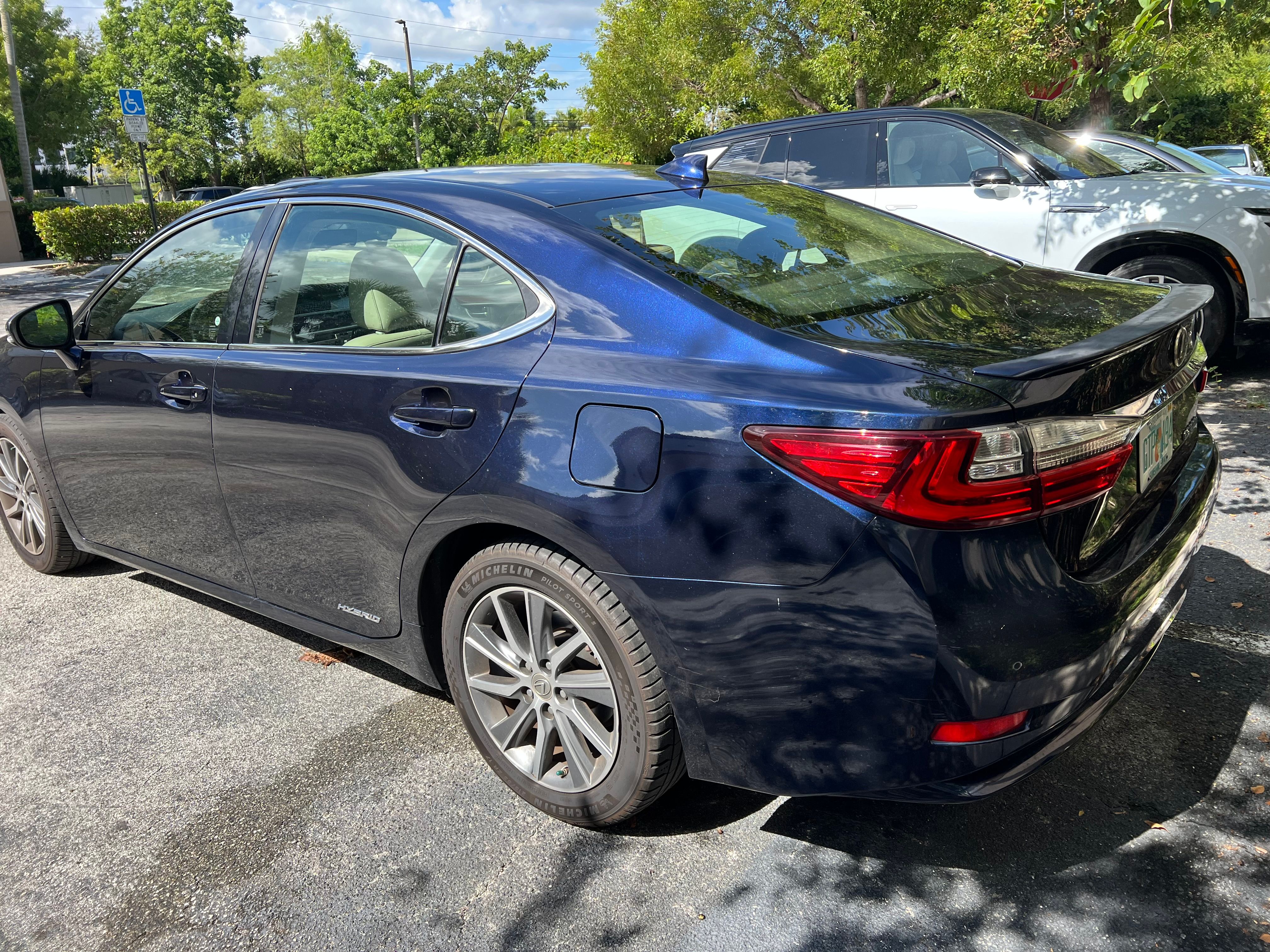 Used 2016 Lexus ES 300h w/ Premium Package w/Wood Trim FWD image 9