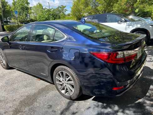 Used 2016 Lexus ES 300h w/ Premium Package w/Wood Trim FWD image 9