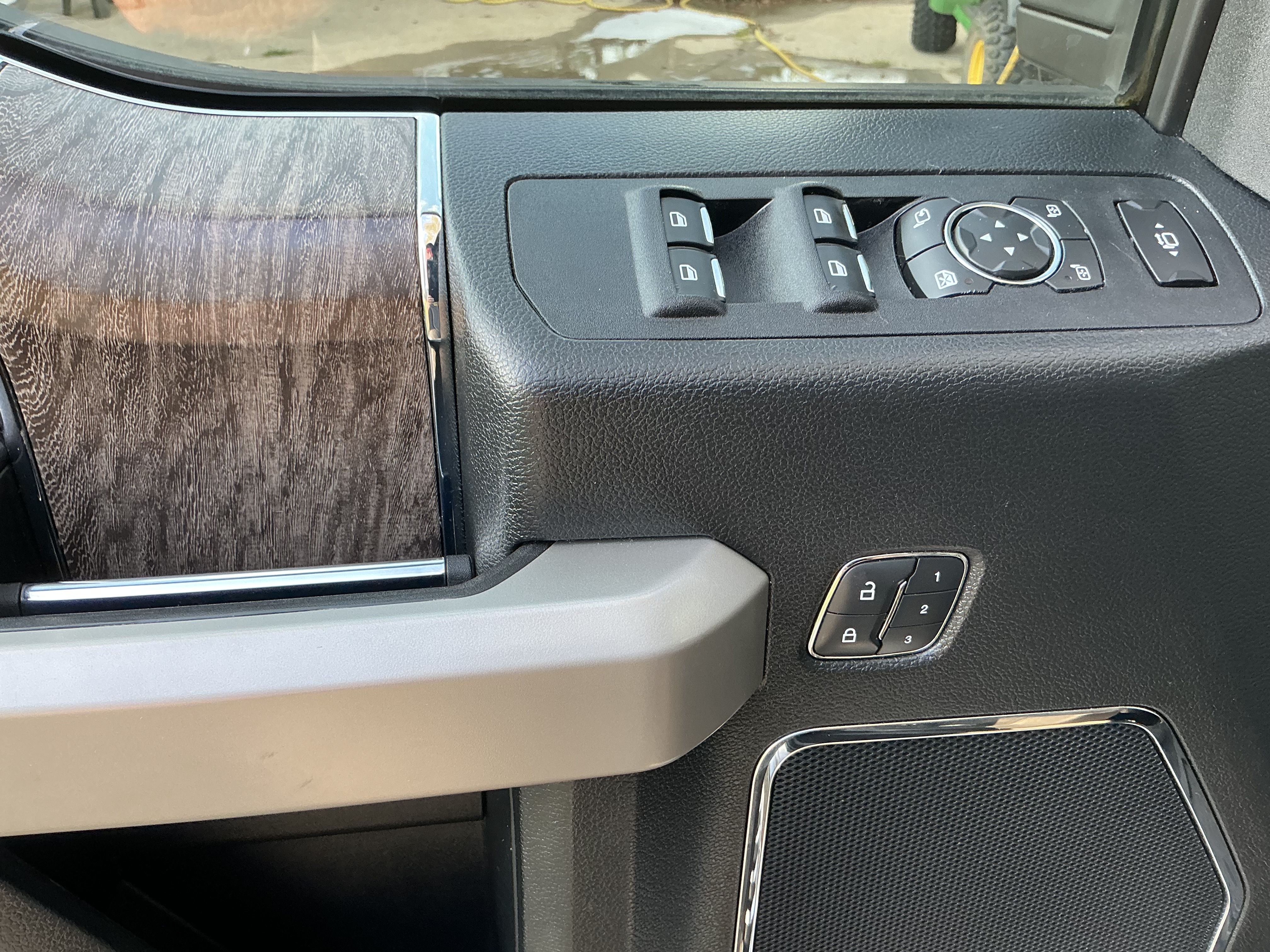 Used 2019 Ford F250 Lariat w/ Lariat Ultimate Package AWD/4WD image 15