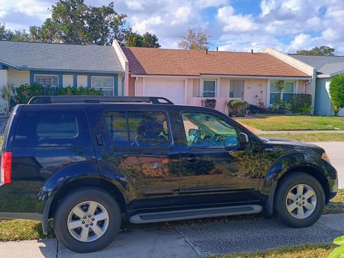 Used 2011 Nissan Pathfinder SV image 1