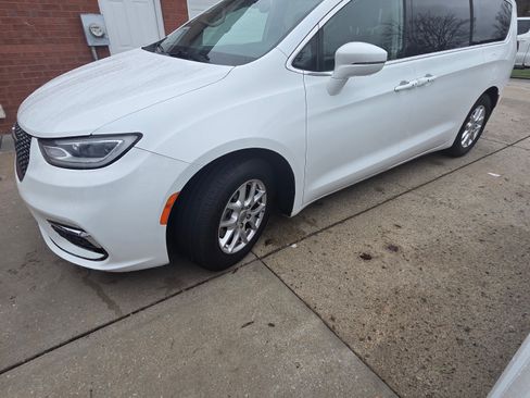 Used 2022 Chrysler Pacifica Touring-L image 4