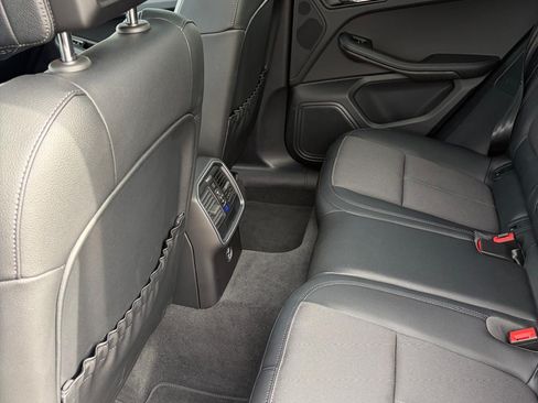 Used 2023 Porsche Macan Turbo image 2