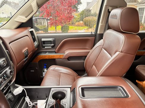 Used 2015 Chevrolet Silverado 1500 High Country w/ High Country Premium Package image 9