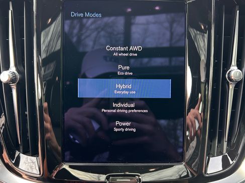 Used 2022 Volvo S60 T8 R-Design image 4