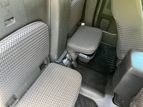 Used 2016 Nissan Frontier SV AWD/4WD image 9