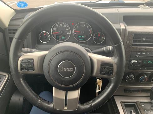 Used 2011 Jeep Liberty Limited image 9