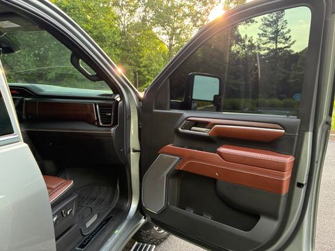 Used 2024 GMC Sierra 2500 Denali Ultimate AWD/4WD image 8