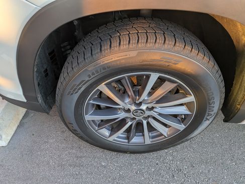 Used 2017 Toyota Highlander XLE image 2