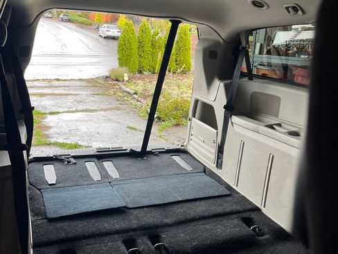 Used 2014 Dodge Grand Caravan SXT w/ UConnect Hands-Free Group image 9