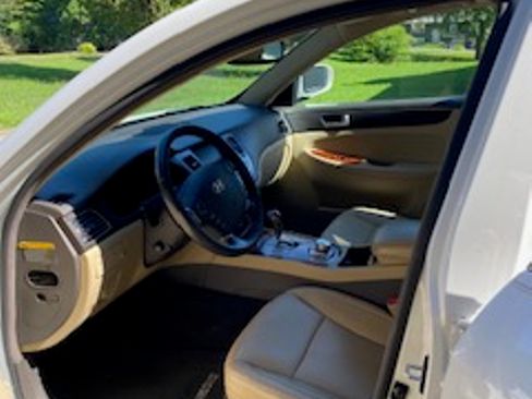 Used 2012 Hyundai Genesis 3.8 w/ Premium Pkg RWD image 6