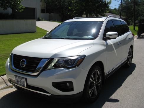 Used 2017 Nissan Pathfinder Platinum FWD image 4