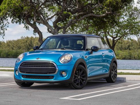 Used 2018 MINI Cooper 2-Door Hardtop image 1