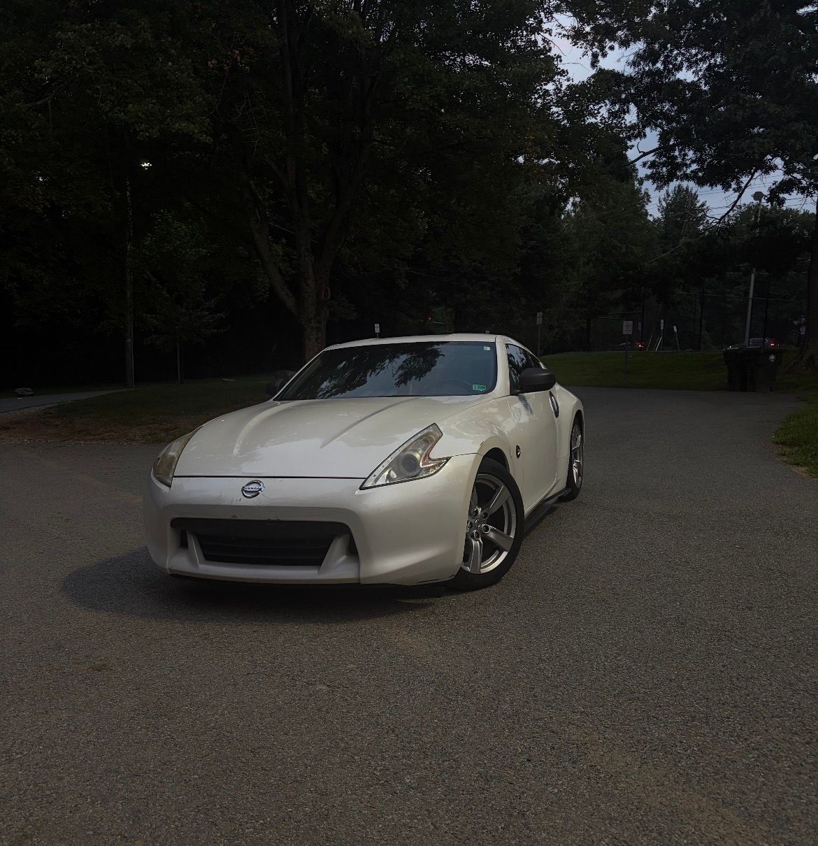 Used 2009 Nissan 370Z Coupe RWD image 2
