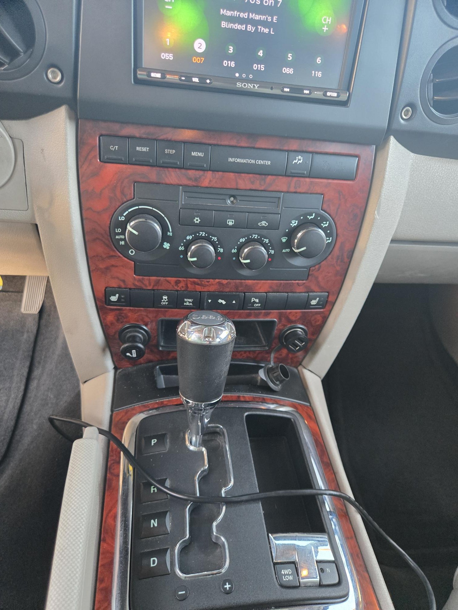 Used 2006 Jeep Commander Limited w/ Trailer Tow Group IV AWD/4WD image 12