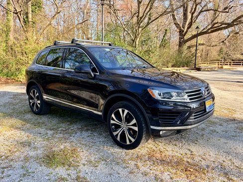 Used 2017 Volkswagen Touareg Wolfsburg Edition image 8