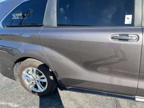 Used 2023 Toyota Sienna Limited image 20