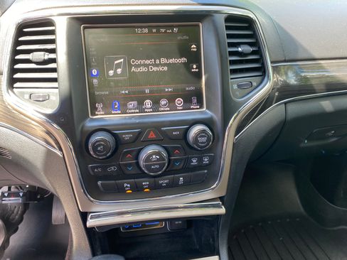 Used 2017 Jeep Grand Cherokee Overland AWD/4WD image 9