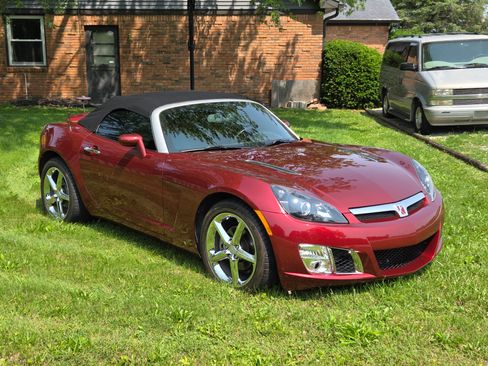 Used 2009 Saturn Sky Red Line image 2