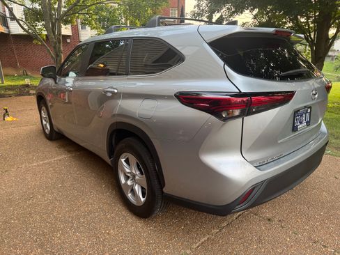 Used 2023 Toyota Highlander LE FWD image 5