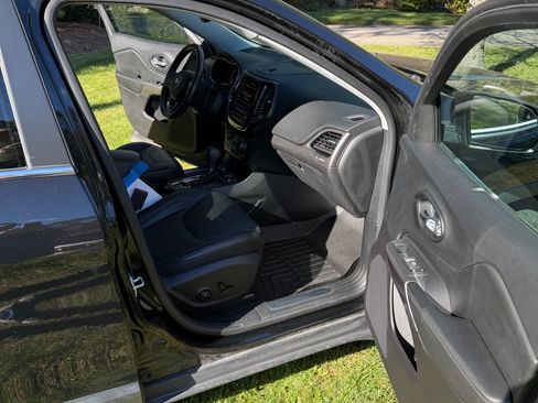 Used 2021 Jeep Cherokee Limited w/ Elite Package image 8