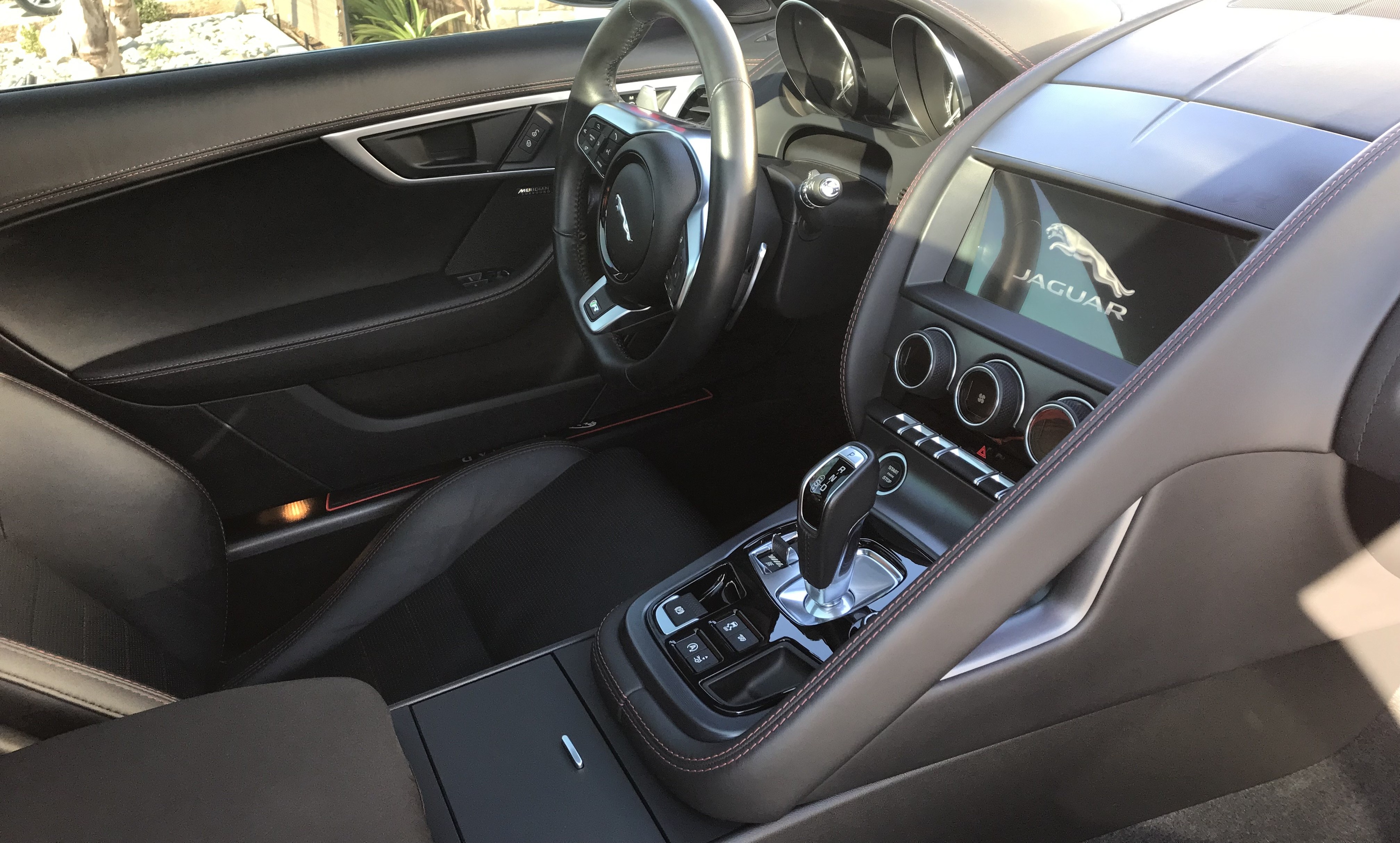 Used 2020 Jaguar F-TYPE R AWD/4WD image 11