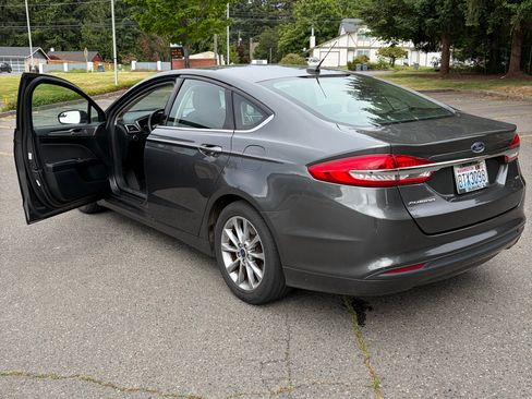 Used 2017 Ford Fusion SE FWD image 4