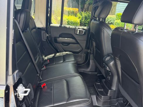 Used 2018 Jeep Wrangler Unlimited Sahara AWD/4WD image 21