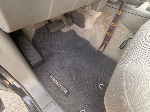 Used 2014 Nissan Frontier SV image 10