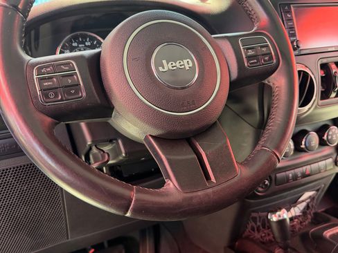 Used 2017 Jeep Wrangler Unlimited Rubicon w/ Connectivity Group AWD/4WD image 9