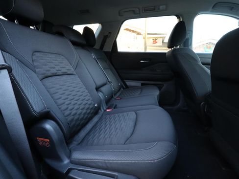 Used 2022 Nissan Pathfinder SV image 18