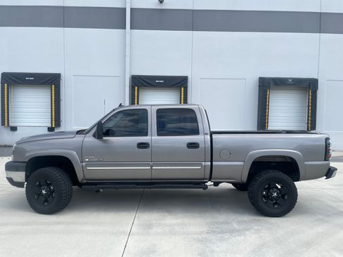 Used 2006 Chevrolet Silverado 2500 LT w/ Onstar Plus Package RWD image 10