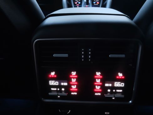 Used 2022 Porsche Cayenne Platinum Edition image 11