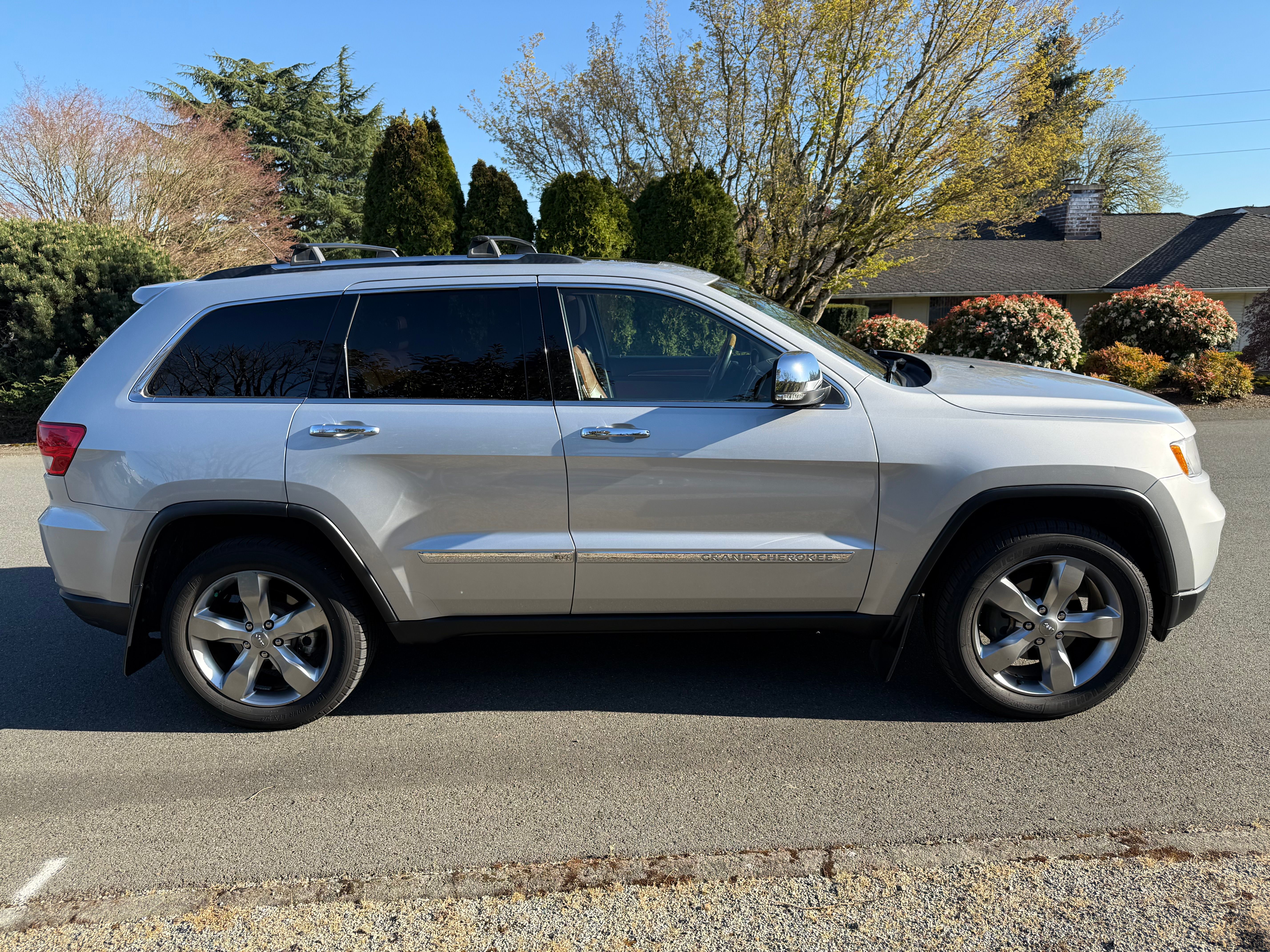Used 2013 Jeep Grand Cherokee Overland AWD/4WD image 16