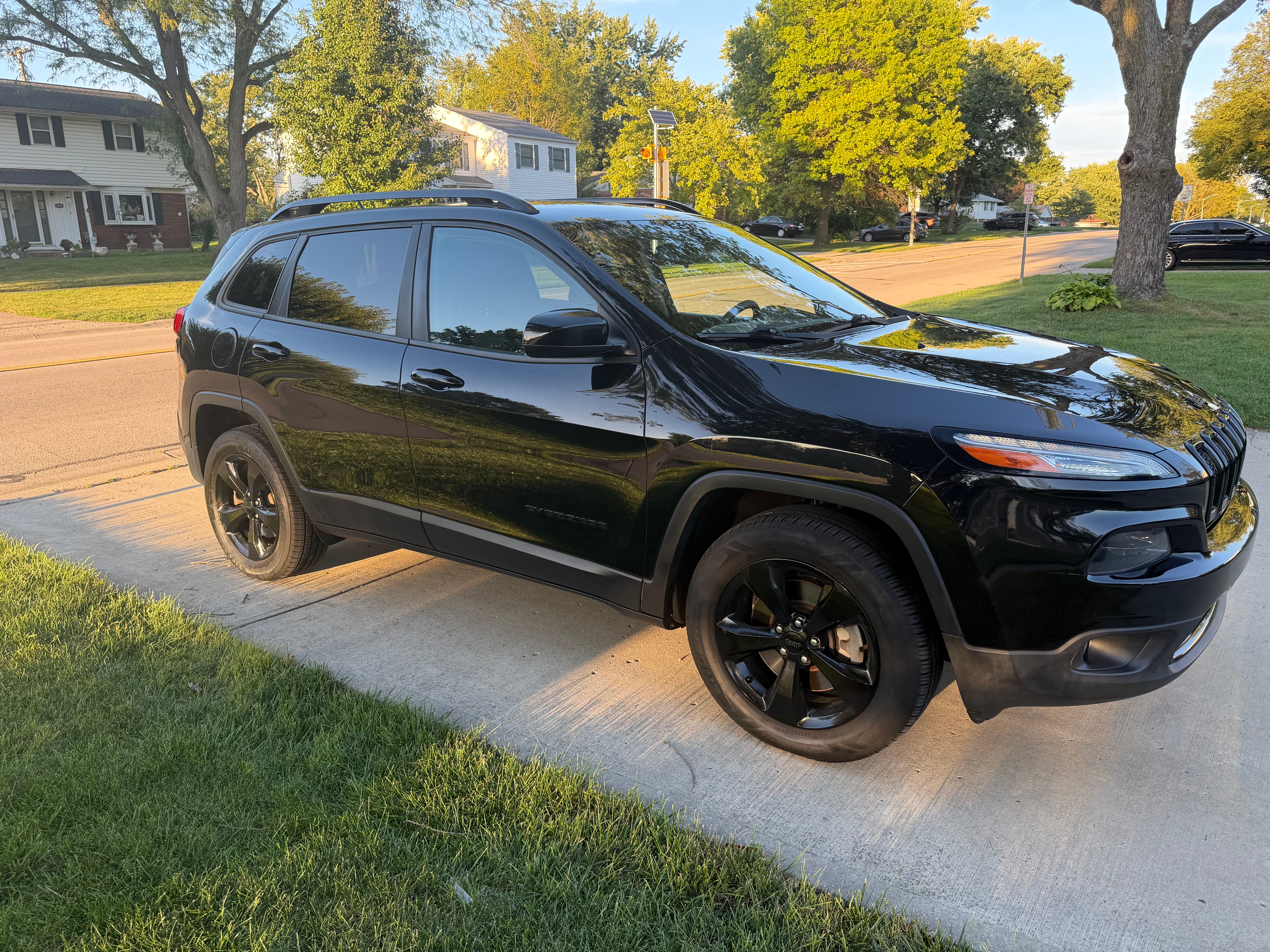 Used 2018 Jeep Cherokee Latitude w/ Altitude Package AWD/4WD image 2