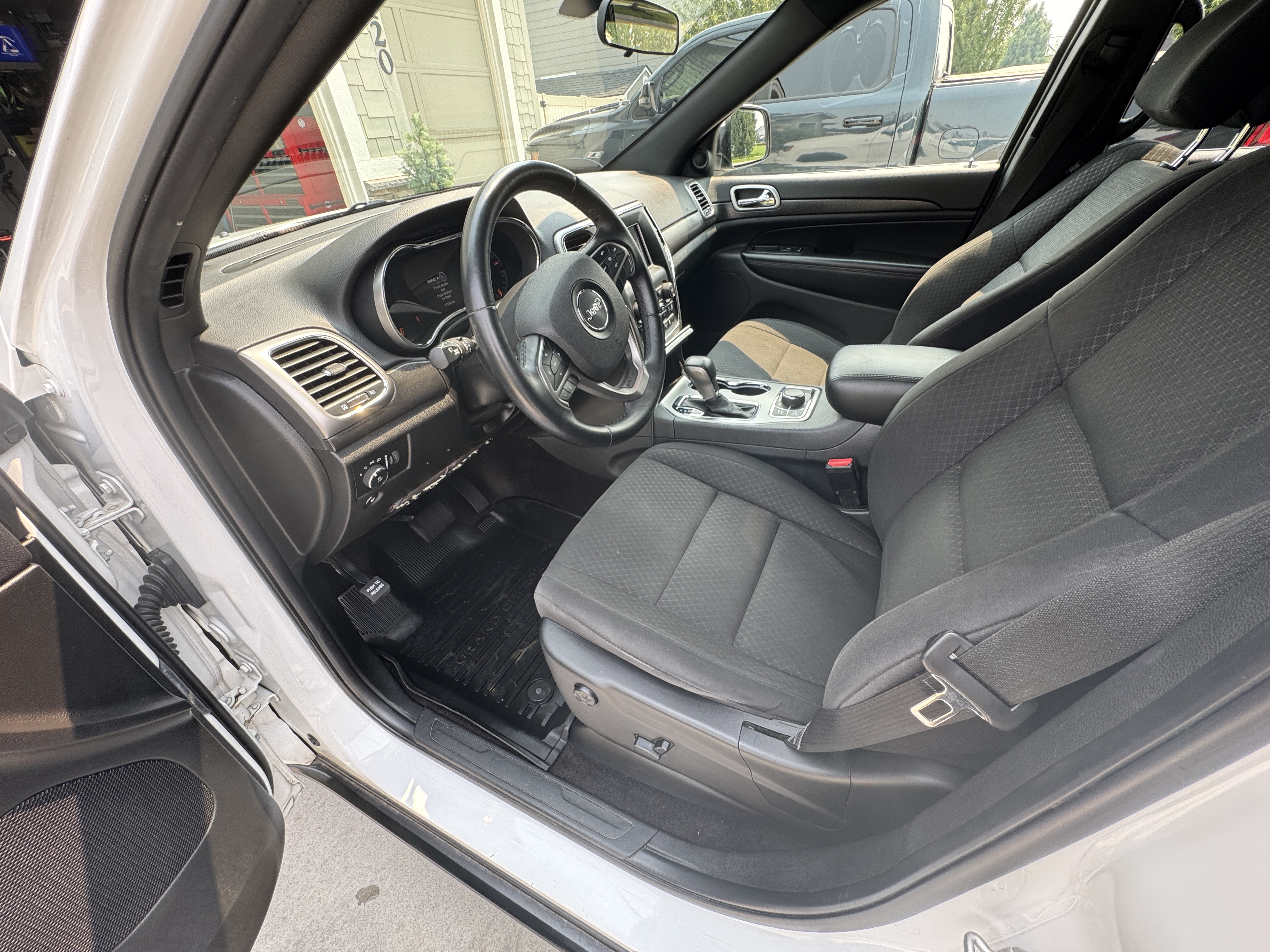 Used 2018 Jeep Grand Cherokee Laredo AWD/4WD image 11
