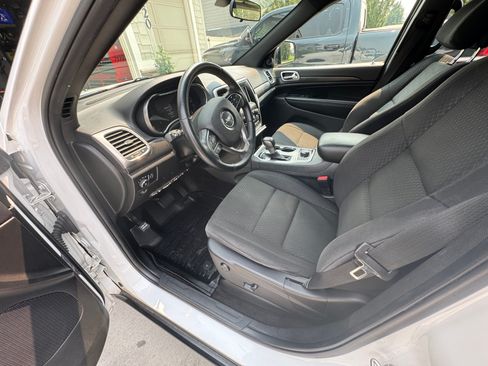 Used 2018 Jeep Grand Cherokee Laredo AWD/4WD image 11