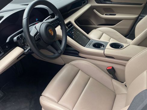 Used 2022 Porsche Taycan image 6