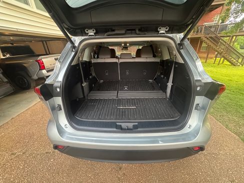 Used 2023 Toyota Highlander LE FWD image 17