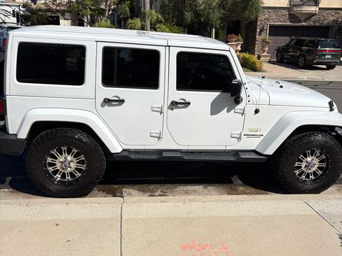 Used 2014 Jeep Wrangler Unlimited Sahara w/ Connectivity Group AWD/4WD image 5